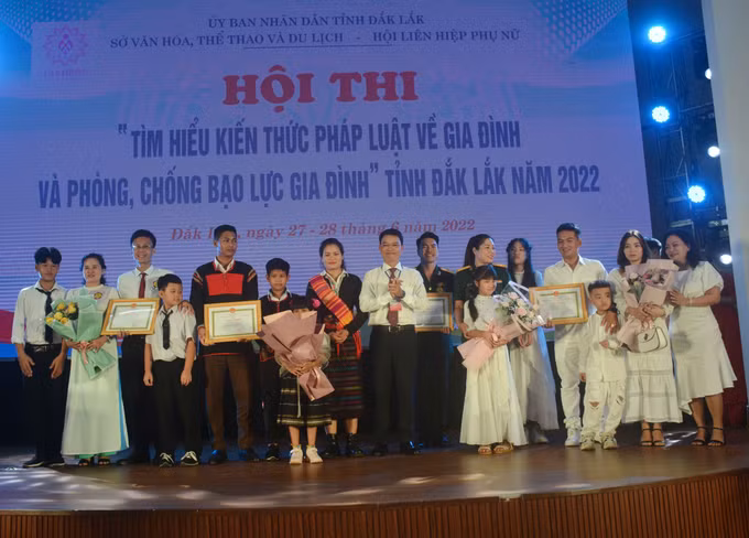 Đắk Lắk: Giúp người dân tìm hiểu kiến thức pháp luật về gia đình và phòng, chống bạo lực gia đình ảnh 2