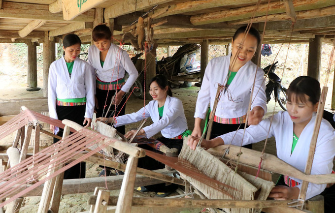 Phụ nữ người Mường ở Bản Chuôi, xã Khả Cửu, huyện Thanh Sơn, tỉnh Phú Thọ bên khung dệt. Ảnh: Trung Kiên - TTXVN. Sức bật cho các xã nông thôn mới ở Phú Thọ phát triển ảnh 1