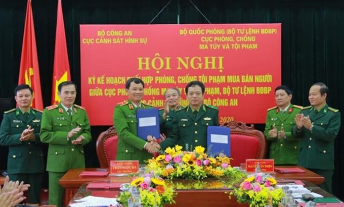 Thiếu tướng Nguyễn Văn Thiện (bên phải) và Thiếu tướng Trần Ngọc Hà, Cục trưởng Cục Cảnh sát Hình sự Bộ Công an trong lễ ký kế hoạch phối hợp. Nguồn: Báo Biên phòng. Bổ nhiệm Thiếu tướng Nguyễn Văn Thiện làm Phó Tư lệnh Bộ đội Biên phòng ảnh 1