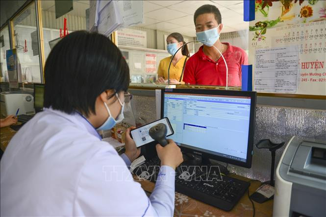 Kiểm tra thông tin bảo hiểm y tế trên ứng dụng VssID để đăng ký khám bệnh tại Trung tâm Y tế huyện Mường Chà. Ảnh: Xuân Tư – TTXVN Ngày Bảo hiểm y tế 1/7: Nhiều kết quả nổi bật sau 6 năm thực hiện Luật sửa đổi, bổ sung một số điều của Luật Bảo hiểm y tế ảnh 1