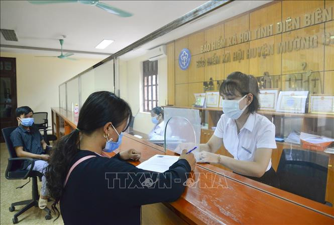 Cán bộ Bảo hiểm xã hội huyện Mường Chà hướng dẫn người dân kê khai đăng ký ứng dụng VssID. Ảnh: Xuân Tư – TTXVN Ngày Bảo hiểm y tế 1/7: Nhiều kết quả nổi bật sau 6 năm thực hiện Luật sửa đổi, bổ sung một số điều của Luật Bảo hiểm y tế ảnh 2