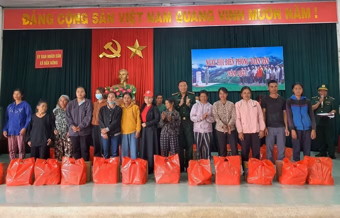 Thắt chặt tình quân dân nơi biên giới ảnh 1