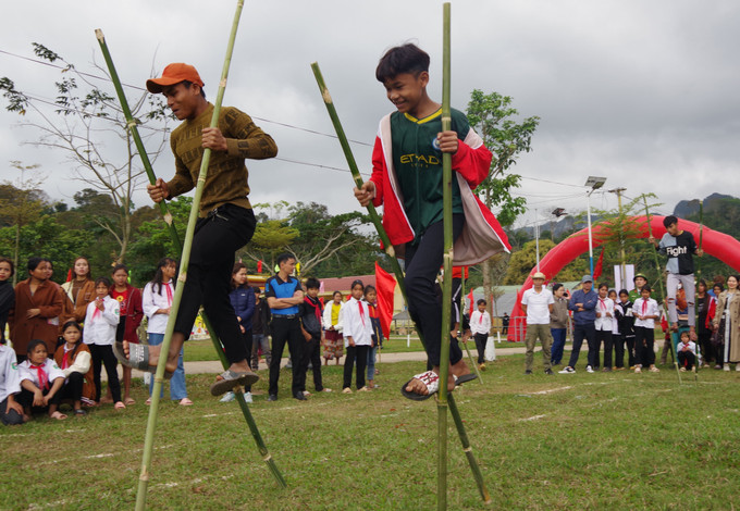 Nhiều hoạt động vui chơi trong Ngày hội Biên phòng toàn dân của người Ma Coong. Ảnh: TTXVN phát Người Ma Coong vui Ngày hội Biên phòng toàn dân ảnh 2