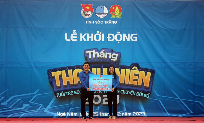 Bí thư Tỉnh đoàn Sóc Trăng Triệu Thị Ngọc Diễm trao bảng tượng trưng hỗ trợ 01 căn nhà cho thanh niên huyện Châu Thành. Ảnh Tuấn Phi - TTXVN Tuổi trẻ Sóc Trăng tiên phong chuyển đổi số ảnh 2