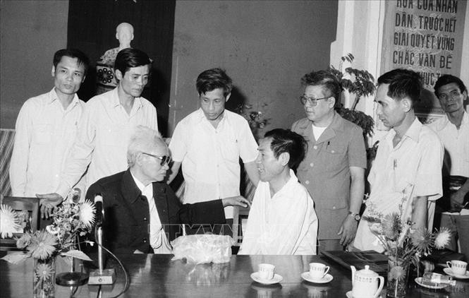 Cố vấn Ban Chấp hành Trung ương Đảng Phạm Văn Đồng nói chuyện thân mật với thầy giáo Nguyễn Ngọc Ký trong lần về thăm tỉnh Hà Nam Ninh từ ngày 20 – 23/4/1989. Ảnh - Kim Hùng - TTXVN Vĩnh biệt thầy giáo dùng chân viết chữ Nguyễn Ngọc Ký ảnh 3
