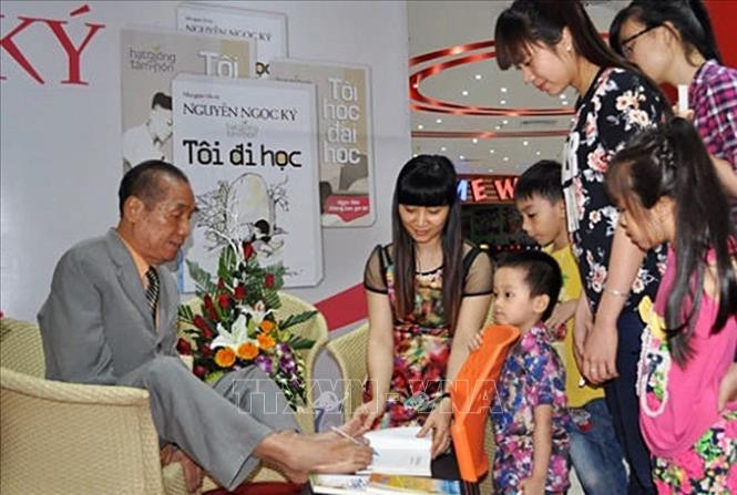 Thầy giáo Nguyễn Ngọc Ký - tấm gương sáng về nghị lực. Ảnh: Tư liệu/TTXVN phát Vĩnh biệt thầy giáo dùng chân viết chữ Nguyễn Ngọc Ký ảnh 1