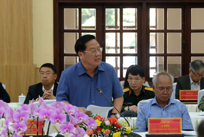 Lãnh đạo tỉnh Kon Tum nêu ý kiến về việc xây dựng cơ chế, chính sách đặc thù phục vụ phát triển kinh tế - xã hội của địa phương. Ảnh: Nguyễn Dũng – TTXVN Phó Thủ tướng Trần Lưu Quang: Ưu tiên ba nhiệm vụ chính để phát triển vùng Tây Nguyên ảnh 3