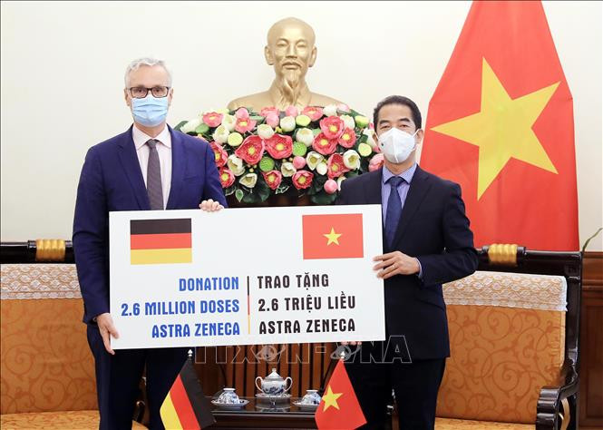 Thứ trưởng Ngoại giao Tô Anh Dũng tiếp nhận tượng trưng 2,6 triệu liều vaccine AstraZeneca từ Đại sứ Đức tại Việt Nam Guido Hildner. Ảnh: Lâm Khánh - TTXVN Tiếp nhận 2,6 triệu liều vaccine AstraZeneca do Chính phủ Đức viện trợ ảnh 2