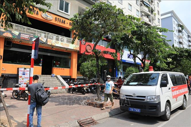 Nhà hàng Pizza 106 Trần Thái Tông được phong tỏa, để các nhân viên y tế làm công tác phòng dịch. Ảnh: Thành Đạt - TTXVN Hà Nội phong tỏa ngõ 230/26 Mễ Trì Thượng và một nhà hàng pizza vì có trường hợp nghi mắc COVID-19 ảnh 1