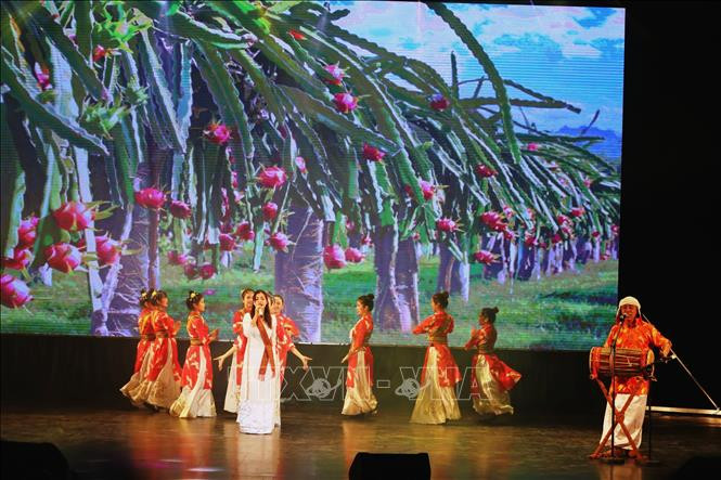 Tiết mục văn nghệ trình diễn trong đêm bế mạc. Ảnh: Hoài Thu – TTXVN Bế mạc Liên hoan Âm nhạc toàn quốc đợt 1 năm 2022 ảnh 1
