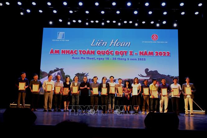 Tặng Bằng khen cho tác phẩm đạt giải B. Ảnh: Hoài Thu – TTXVN Bế mạc Liên hoan Âm nhạc toàn quốc đợt 1 năm 2022 ảnh 4