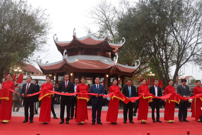 Đồng chí Nguyễn Trọng Nghĩa, Ủy viên Trung ương đảng, Trưởng ban Tuyên giáo Trung ương và các đại biểu cắt băng khánh thành Khu lưu niệm Nguyễn Thiện Thuật. Ảnh: Đỗ Huyền - TTXVN Đón Bằng xếp hạng Di tích lịch sử Quốc gia và khánh thành Khu lưu niệm Nguyễn Thiện Thuật ảnh 3