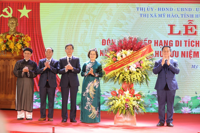 Đồng chí Nguyễn Trọng Nghĩa, Ủy viên Trung ương đảng, Trưởng ban Tuyên giáo Trung ương tặng hoa chúc mừng. Ảnh: Đỗ Huyền - TTXVN Đón Bằng xếp hạng Di tích lịch sử Quốc gia và khánh thành Khu lưu niệm Nguyễn Thiện Thuật ảnh 2