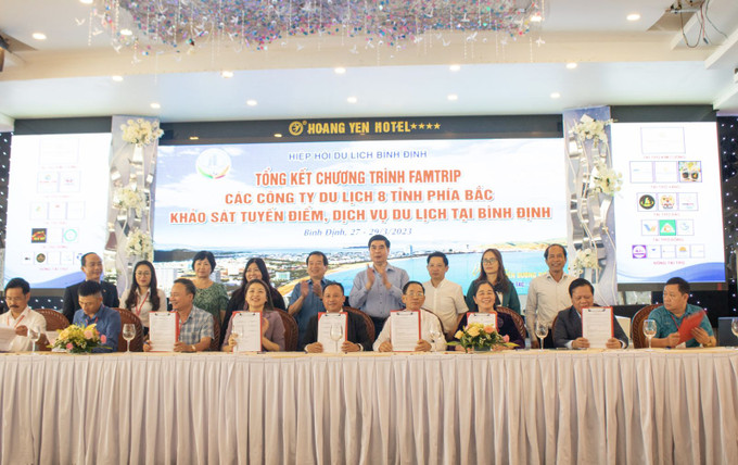 Cụm Hiệp hội Du lịch 8 tỉnh vùng Duyên Hải Bắc Bộ và Bắc Trung Bộ và Hiệp hội Du lịch Bình Định đã ký kết thỏa thuận hợp tác về việc hỗ trợ đưa Bình Định trở thành điểm đến hàng đầu Việt Nam và trong khu vực. Ảnh: binhdinh.gov.vn Bình Định hợp tác phát triển du lịch với 8 tỉnh, thành phố vùng duyên hải Bắc Bộ và Bắc Trung Bộ ảnh 1