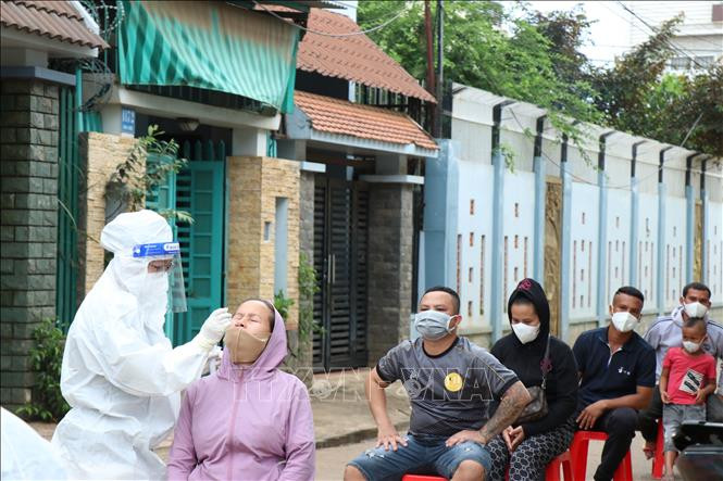 Lấy mẫu xét nghiệm sàng lọc cho người dân phường Tân Lập, thành phố Buôn Ma Thuột. Ảnh: Tuấn Anh – TTXVN Số ca mắc COVID-19 trong nước tiếp tục tăng, gần 2.000 ca khỏi bệnh trong ngày ảnh 1