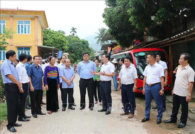 Thứ trưởng Bộ Nông nghiệp và Phát triển nông thôn Trần Thanh Nam cùng lãnh đạo tỉnh Hòa Bình và huyện Mai Châu trao đổi về Chương trình OCOP tại bản Nhót, xã Nà Phòn, huyện Mai Châu. Ảnh: Vũ Hà - TTXVN Hòa Bình phấn đấu có sản phẩm OCOP 5 sao trong năm 2020 ảnh 2