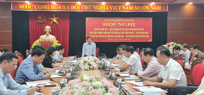 Đồng chí Đinh Công Sứ, Phó Chủ tịch UBND tỉnh, Phó Trưởng ban chỉ đạo các Chương trình mục tiêu quốc gia tỉnh Hòa Bình phát biểu tại hội nghị. Ảnh: Vũ Hà - TTXVN Hòa Bình: Tỷ lệ giải ngân các nguồn vốn phát triển kinh tế - xã hội vùng dân tộc và miền núi còn thấp ảnh 1