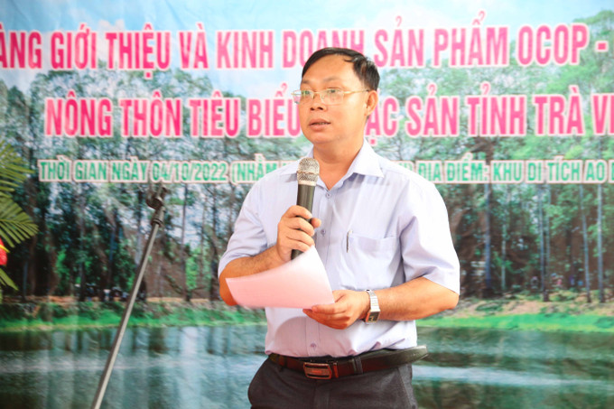 Ông Huỳnh Ngọc Xuân, Giám đốc Trung tâm Khuyến công và Xúc tiến thương mại Trà Vinh phát biểu tại buổi khai trương. Ảnh: Thanh Hòa- TTXVN Trà Vinh hỗ trợ xây dựng cửa hàng giới thiệu và kinh doanh sản phẩm OCOP ảnh 2
