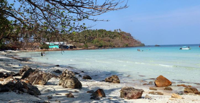 Quần đảo Nam Du, huyện Kiên Hải, tỉnh Kiên Giang gồm 21 hòn đảo lớn, nhỏ thuộc 2 xã Nam Du và An Sơn đang thu hút nhiều du khách tìm đến thưởng ngoạn. Sức hấp dẫn của quần đảo này mang vẻ đẹp “sơn thủy hữu tình". Ảnh: Lê Huy Hải - TTXVN Đầu tư xây dựng sản phẩm dịch vụ du lịch mới lạ, độc đáo tại quần đảo Nam Du ảnh 1