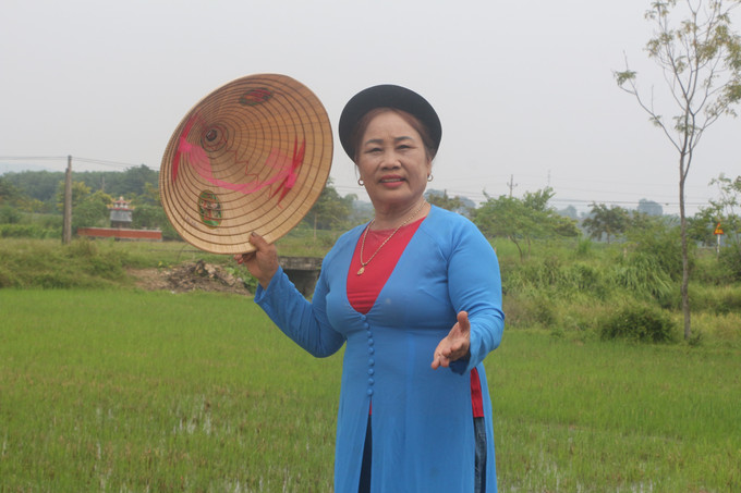 Nghệ nhân ưu tú Nguyễn Thị Tâm hát dân ca ví, giặm. Ảnh: Bích Huệ - TTXVN Nghệ nhân Ưu tú Nguyễn Thị Tâm lan tỏa làn điệu dân ca ví giặm ảnh 3