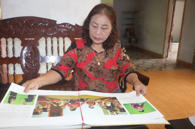 Nghệ nhân ưu tú Nguyễn Thị Tâm là 1 trong 3 nghệ nhân ở Nghệ An được chọn in trong cuốn sách ảnh vinh danh 11 di sản văn hóa phi vật thể Việt Nam được Unesco vinh danh. Ảnh: Bích Huệ - TTXVN Nghệ nhân Ưu tú Nguyễn Thị Tâm lan tỏa làn điệu dân ca ví giặm ảnh 2