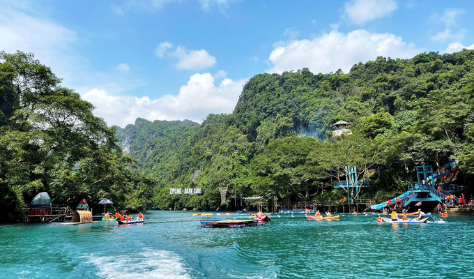 Thời tiết nắng ráo, trời trong xanh, khí hậu mát mẻ cùng với cảnh quan thiên nhiên tuyệt đẹp ở Phong Nha - Kẻ Bàng đã mang lại cho du khách những trải nghiệm thú vị. Ảnh: Võ Dung - TTXVN Phong Nha - Kẻ Bàng hấp dẫn, thu hút đông du khách dịp nghỉ lễ 30/4-1/5 ảnh 3