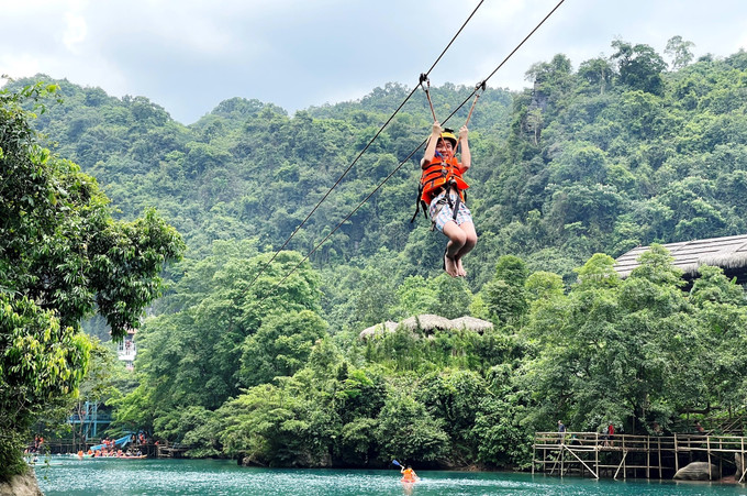 Du khách thích thú khi trải nghiệm các trò chơi tại các điểm, tuyến du lịch ở Phong Nha - Kẻ Bàng. Ảnh: Võ Dung - TTXVN Phong Nha - Kẻ Bàng hấp dẫn, thu hút đông du khách dịp nghỉ lễ 30/4-1/5 ảnh 5