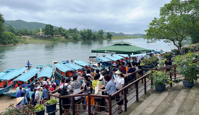 Bến thuyền du lịch Phong Nha - Kẻ Bàng tấp nập du khách. Ảnh: Võ Dung - TTXVN Phong Nha - Kẻ Bàng hấp dẫn, thu hút đông du khách dịp nghỉ lễ 30/4-1/5 ảnh 4