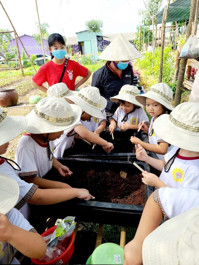 Các em thiếu nhi trải nghiệm trồng rau tại Khu du lịch Vườn nhà Mây, xã Long Tân, huyện Đất Đỏ (Bà Rịa-Vũng Tàu). Ảnh: Hoàng Nhị -TTXVN Bà Rịa-Vũng Tàu: Phát triển đa dạng du lịch sinh thái cộng đồng ảnh 2