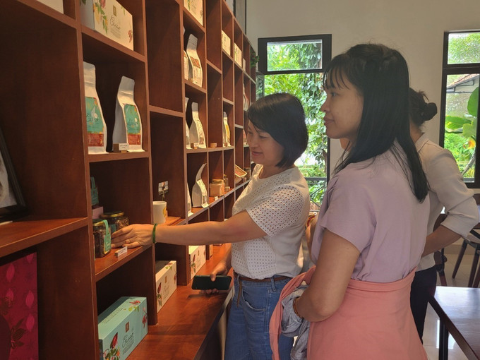 Du khách tham quan mua sắm các sản phẩm chế biến từ hạt ca cao tại khu công viên ca cao, xã Xà Bang, huyện Châu Đức, tỉnh Bà Rịa-Vũng Tàu. Ảnh: Hoàng Nhị - TTXVN Bà Rịa-Vũng Tàu: Phát triển đa dạng du lịch sinh thái cộng đồng ảnh 4