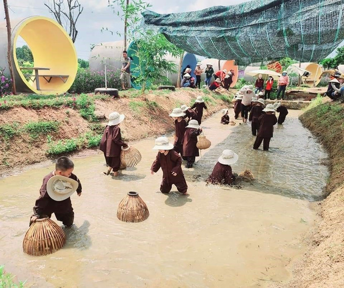 Các em thiếu nhi trải nghiệm bắt cá tại Khu du lịch Vườn nhà Mây, xã Long Tân, huyện Đất Đỏ (Bà Rịa-Vũng Tàu). Ảnh: Hoàng Nhị -TTXVN Bà Rịa-Vũng Tàu: Phát triển đa dạng du lịch sinh thái cộng đồng ảnh 1