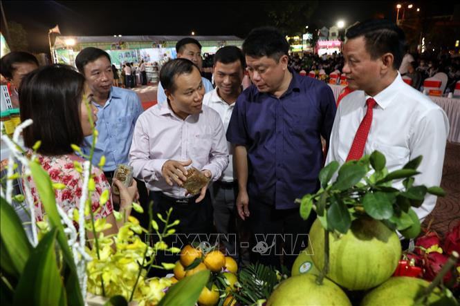 Khách tham quan các gian trưng bày. Ảnh: Danh Lam -TTXVN Khai mạc Tuần lễ du lịch "Về miền quả ngọt" năm 2022 ảnh 1