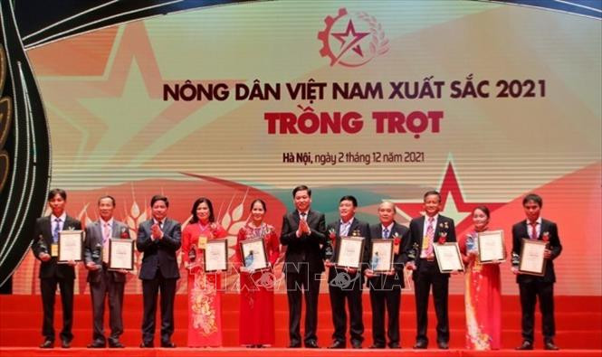 Trao giải cho nhóm nông dân thuộc lĩnh vực trồng trọt. Ảnh: Tuấn Đức - TTXVN Chủ tịch Quốc hội Vương Đình Huệ dự Lễ tôn vinh nông dân Việt Nam xuất sắc năm 2021 ảnh 2