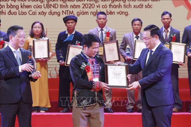Chủ tịch Quốc hội Vương Đình Huệ trao tặng danh hiệu cho Nhóm các nông dân Việt Nam có thành tích xuất sắc trong lĩnh vực Phát minh, chuyển đổi số, xây dựng Nông thôn mới và bảo vệ ninh Tổ quốc. Ảnh: Doãn Tấn - TTXVN Chủ tịch Quốc hội Vương Đình Huệ dự Lễ tôn vinh nông dân Việt Nam xuất sắc năm 2021 ảnh 1