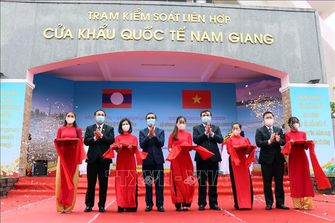 Lãnh đạo hai tỉnh Quảng Nam và Sekong (Lào) cắt băng khai trương cặp cửa khẩu quốc tế Nam Giang - Dak Taook. Ảnh: Trần Tĩnh - TTXVN Lính Biên phòng bảo vệ vững chắc vùng biên (Bài 3) ảnh 2