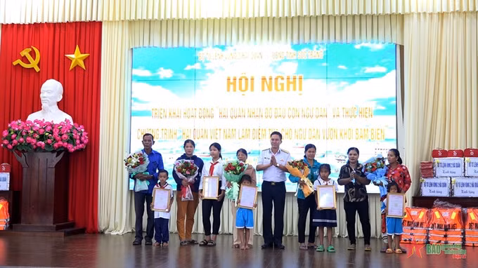 Bộ Tư lệnh Vùng 2 Hải quân nhận đỡ đầu con của ngư dân tỉnh Sóc Trăng ảnh 1