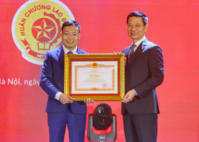 Bộ trưởng Bộ Thông tin và Truyền thông Nguyễn Mạnh Hùng tặng Bằng khen của Thủ tướng Chính phủ cho Phó Cục trưởng Cục Báo chí Đặng Khắc Lợi. Ảnh: Tuấn Đức - TTXVN Giữ vững giá trị cốt lõi của báo chí cách mạng, cái tâm của người làm báo ảnh 7