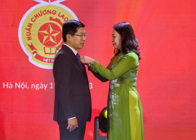 Phó Chủ tịch nước Võ Thị Ánh Xuân trao Huân chương Lao động hạng Ba cho Cục trưởng Cục Báo chí Lưu Đình Phúc. Ảnh: Tuấn Đức - TTXVN Giữ vững giá trị cốt lõi của báo chí cách mạng, cái tâm của người làm báo ảnh 6