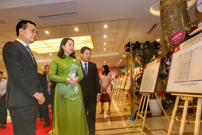 Phó Chủ tịch nước Võ Thị Ánh Xuân và các đại biểu tham quan trưng bày tư liệu về Cục Báo chí qua các thời kỳ. Ảnh: Tuấn Đức - TTXVN Giữ vững giá trị cốt lõi của báo chí cách mạng, cái tâm của người làm báo ảnh 8