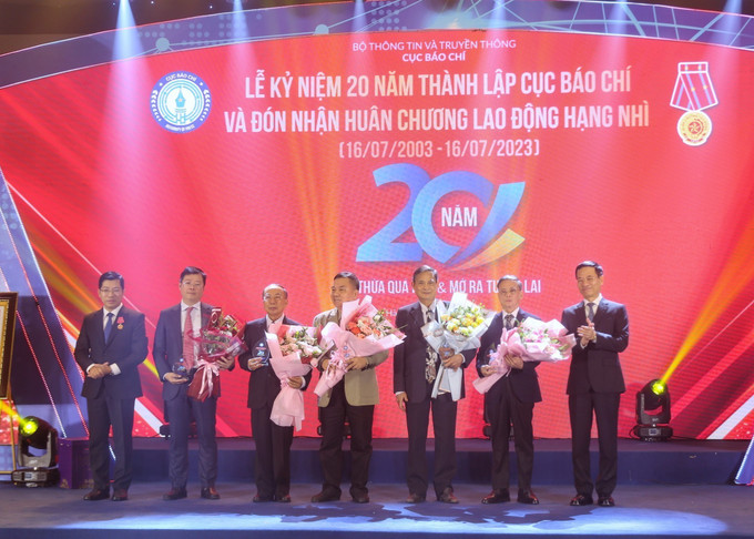 Bộ trưởng Bộ Thông tin và Truyền thông Nguyễn Mạnh Hùng và các thế hệ lãnh đạo Cục Báo chí. Ảnh: Tuấn Đức - TTXVN Giữ vững giá trị cốt lõi của báo chí cách mạng, cái tâm của người làm báo ảnh 3