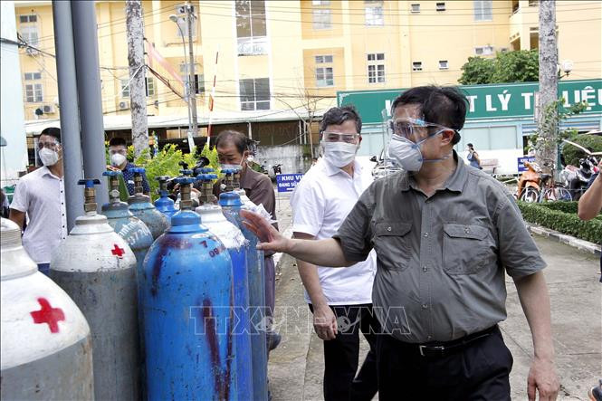 Thủ tướng Phạm Minh Chính kiểm tra công tác chuẩn bị vật tư y tế tại bệnh viện điều trị COVID-19 - Quân dân y miền Đông ở thành phố Thủ Đức, Thành phố Hồ Chí Minh. Ảnh: Thanh Vũ - TTXVN Thủ tướng Phạm Minh Chính: Tiếp tục hỗ trợ Thành phố Hồ Chí Minh phòng, chống dịch COVID-19 trong giai đoạn cao điểm nhất ảnh 2