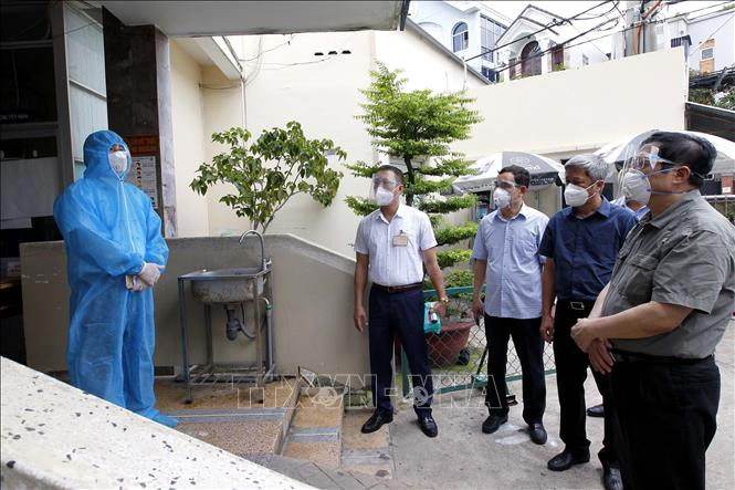 Thủ tướng Phạm Minh Chính kiểm tra nơi tập trung nuôi dưỡng người lang thang cơ nhỡ tại Cơ sở tư vấn và cai nghiện ma túy Bình Triệu (Sở Lao động, Thương và Xã hội Thành phố Hồ Chí Minh). Ảnh: Thanh Vũ - TTXVN Thủ tướng Phạm Minh Chính: Tiếp tục hỗ trợ Thành phố Hồ Chí Minh phòng, chống dịch COVID-19 trong giai đoạn cao điểm nhất ảnh 3