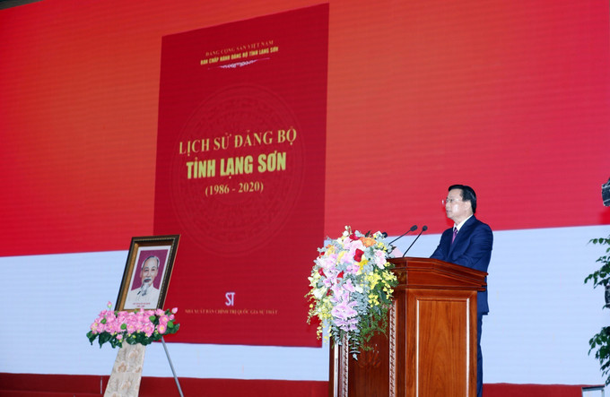 Phó Bí thư Thường trực Tỉnh ủy Lạng Sơn Hoàng Văn Nghiệm công bố cuốn sách Lịch sử Đảng bộ tỉnh Lạng Sơn (1986 – 2020) tại buổi lễ. Ảnh: Anh Tuấn – TTXVN Công bố Kết luận công nhận đồng chí Lương Văn Tri là lãnh đạo tiền bối tiêu biểu của Đảng và Cách mạng Việt Nam ảnh 4