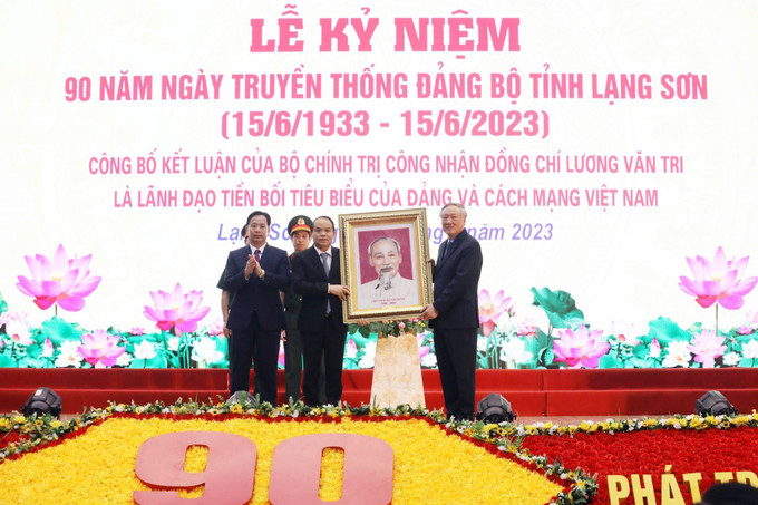 Ủy viên Bộ Chính trị, Bí thư Trung ương Đảng, Chánh án TAND tối cao Nguyễn Hòa Bình đại diện lãnh đạo Đảng, Nhà nước trao tặng bức ảnh chân dung Chủ tịch Hồ Chí Minh cho Đảng bộ, chính quyền và nhân dân các dân tộc tỉnh Lạng Sơn nhân Kỷ niệm 90 năm Ngày truyền thống Đảng bộ tỉnh. Ảnh: Anh Tuấn – TTXVN Công bố Kết luận công nhận đồng chí Lương Văn Tri là lãnh đạo tiền bối tiêu biểu của Đảng và Cách mạng Việt Nam ảnh 1