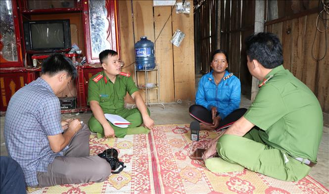 Lực lượng chức năng xã Pờ Y, huyện Ngọc Hồi, đến thăm hỏi, động viên gia đình đối tượng Thao Say – đã bị bắt vì tham gia vận chuyển 3kg ma túy đá. Ảnh: Cao Nguyên – TTXVN Điểm nóng ma túy vùng biên Ngọc Hồi, Kon Tum ảnh 3