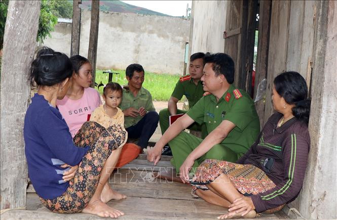 Lực lượng Công an xã Pờ Y, huyện Ngọc Hồi, đến vận động, tuyên truyền cho người dân làng Đăk Mế về tác hại của ma túy. Ảnh: Cao Nguyên – TTXVN Điểm nóng ma túy vùng biên Ngọc Hồi, Kon Tum ảnh 1