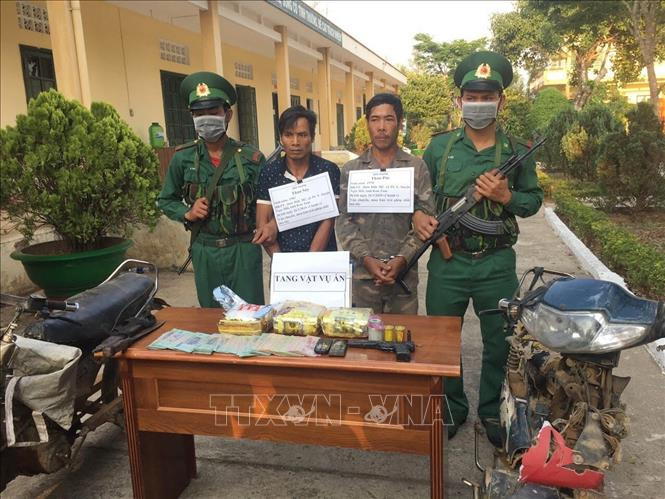 Hai đối tượng Thao Póc và Thao Say (cùng trú thôn Đăk Mế, xã Bờ Y, huyện Ngọc Hồi, tỉnh Kon Tum) bị bắt vào ngày 26/3 khi đang vận chuyển 3 kg ma túy đá. Ảnh: Cao Nguyên – TTXVN Điểm nóng ma túy vùng biên Ngọc Hồi, Kon Tum ảnh 2