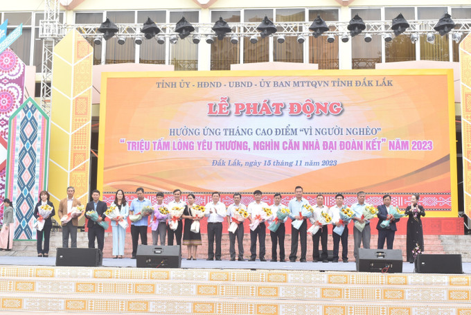 Tặng hoa đại diện các công ty, doanh nghiệp, tổ chức, nhà hảo tâm ủng hộ Quỹ “Vì người nghèo” năm 2023. Ảnh: Nguyên Dung – TTXVN Nhiều cách làm hay, sáng tạo hỗ trợ hộ nghèo ở Đắk Lắk ổn định cuộc sống ảnh 3