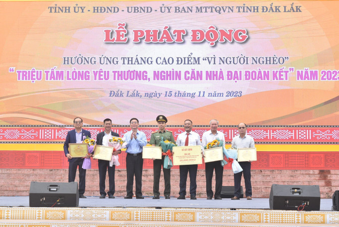 Các cá nhân trao bảng tượng trưng hưởng ứng ủng hộ Quỹ “Vì người nghèo” năm 2023 trên địa bàn tỉnh Đắk Lắk. Ảnh: Nguyên Dung – TTXVN Nhiều cách làm hay, sáng tạo hỗ trợ hộ nghèo ở Đắk Lắk ổn định cuộc sống ảnh 2