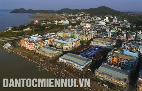 Một góc thành phố Hà Tiên (Kiên Giang), nơi 3 dân tộc Kinh, Hoa, Khmer đã cư trú lâu đời. Ảnh: An Hiếu Thành phố Hà Tiên đạt chuẩn nông thôn mới ảnh 1